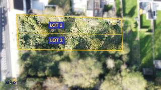 Dit perceel, gelegen in een goedgekeurde verkaveling, heeft een totale oppervlakte van zo'n 590 m² (zie luchtfoto lot 2) en is geschikt voor...