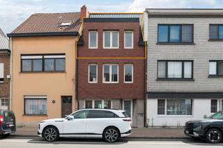 Op zoek naar een instapklaar appartement waar je zelf niet meer naar hoeft om te kijken? Dan is dit misschien wel iets voor jou!<br /><br />Dit appartement werd volledig gerenoveerd en is afgewerkt met kwalitatieve materialen. Bij het binnenkomen kom je terecht in een aangename leefruimte met veel natuurlijke lichtinval. De open keuken sluit mooi aan bij de leefruimte en zorgt voor een gezellig en ruimtelijk geheel.<br /><br />Achteraan bevindt zich de aparte slaapkamer, rustig gelegen en ideaal om helemaal tot rust te komen. De badkamer is compact maar praktisch ingericht met een douche, lavabo en toilet. Bovendien is er ook plaats voorzien voor je wasmachine.<br /><br />Het appartement maakt deel uit van een kleinschalig gebouw, wat zorgt voor een rustige en aangename woonomgeving.<br /><br />Kortom: een volledig gerenoveerd appartement met een mooie afwerking, veel licht en een praktische indeling. Ideaal als eerste eigen stek, pied-à-terre of investering.<br /><br />Benieuwd? Maak dan snel een afspraak via info@jamar.immo of 03 435 31 33.<br />Vg, Wg, Gmo, GVKR, GVV, geen overstromingsgevoelig gebied. Niet opgenomen in het maatregelenregister