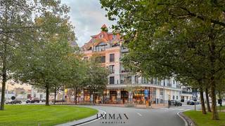 Geniet van panoramische vergezichten in deze royale, lichtrijke penthouse van ca. 155 m² in nieuwbouwresidentie 'Crown',vlak bij de zee, en de...