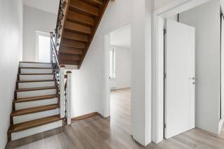 Halfopen woning in het centrum van Tielt met 4 slaapkamers, gezellige buitenruimte en een parkeerplaats naast de woning, op wandelafstand van het station, scholen en winkels.<br /><br />De woning werd grotendeels reeds gerenoveerd en biedt dankzij de praktische indeling en de vele ruimtes een aangenaam wooncomfort voor gezinnen of wie op zoek is naar extra ruimte.<br /><br />INDELING:<br /><br />Via de inkomhal met ingemaakte kast en gastentoilet betreedt u de woning. De ruime en lichtrijke living biedt een gezellige leefruimte en sluit aan bij de volledig uitgeruste keuken met vaatwas, kookplaat, dampkap, oven en voldoende kastruimte. Aansluitend bevindt zich een ruime berging met aansluiting voor de wasmachine. Vanuit de keuken is er eveneens toegang tot de kelder.<br /><br />De woning beschikt over vier ruime slaapkamers en twee badkamers, elk voorzien van toilet, douche, lavabo en praktische ingemaakte kasten.<br /><br />Buiten geniet u van een gezellige onderhoudsvriendelijke koer. Naast de woning is bovendien een eigen parkeerplaats voorzien wat een extra troef is het centrum van Tielt.<br /><br />Een ruime gezinswoning met veel mogelijkheden:<br />- op een uitstekende locatie dichtbij winkels, scholen en alle voorzieningen<br />- met een comfortabel EPC B<br />- en conforme elektrische installatie<br /><br />Benieuwd wat deze woning te bieden heeft? Maak nu een afspraak via ark@arkvastgoed.be