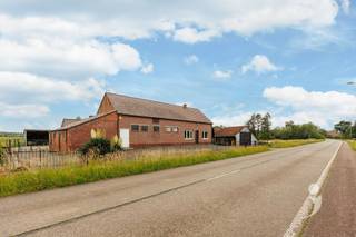 <p><span>Droomt u van wonen in alle rust, omringd door natuur, ruimte en prachtige vergezichten? Dan biedt deze authentieke hoeve in Rijmenam een unieke opportuniteit.</span></p><p><span>Gelegen op een schitterend zuidgericht perceel van maar liefst 68 are, geniet deze eigendom van een unieke ligging met een panoramisch uitzicht over de omliggende weilanden en de Dijle. Een zeldzame combinatie van privacy en ruimte die nog maar zelden op de markt komt.</span></p><p><span>De hoeve beschikt over een authentieke indeling met tal van mogelijkheden voor renovatie. Via de inkom komt u terecht in de leefruimte, die toegang biedt tot twee slaapkamers. Achteraan bevinden zich de keuken en de badkamer. Aan de linkerzijde van de woning bevinden zich de voormalige stallen, die mee deel uitmaken van het karakter van deze eigendom.</span></p><p><span>Een absolute troef is de ruime verdieping onder het dak. Dankzij de aanwezige betonnen vloer biedt deze zolderverdieping een uitstekende basis voor het creëren van extra woonruimte, slaapkamers, een hobbyruimte of een volledig nieuwe invulling naar eigen wens. De mogelijkheden zijn hier bijzonder uitgebreid.</span></p><p><span>Ook de bijgebouwen bieden heel wat potentieel. Deze voormalige stallen kunnen afhankelijk van de plannen van de toekomstige eigenaar, verder worden ingericht of herbestemd.</span></p><p><span>In 2007 werd bovendien de dakstructuur vernieuwd/verstevigd en werden er nieuwe dakpannen geplaatst.</span></p><h3><span>Troeven op een rij:</span></h3><ul><li><span>Authentieke hoeve met veel karakter </span></li><li><span>Zuidgericht perceel van 68a </span></li><li><span>Unieke ligging met uitzicht over weilanden en de Dijle </span></li><li><span>Grote zolderruimte met betonnen vloer </span></li><li><span>Dakstructuur vernieuwd/verstevigd en voorzien van nieuwe dakpannen </span></li><li><span>Verschillende bijgebouwen en voormalige stallen </span></li><li><span>Rustige en groene omgeving met uitstekende bereikbaarheid </span></li></ul><p><span>Deze eigendom is een unieke kans voor wie op zoek is naar een renovatieproject op een uitzonderlijke locatie, waar ruimte, natuur en potentieel samenkomen.</span></p><p><span>Vanafprijs: 365.000 euro. </span></p><p><span>Interesse? </span><span>Neem contact met ons op voor meer informatie of een plaatsbezoek via 016 15 31 15 of info@immolivit.be.</span><span> </span></p><p><span> </span></p><p><span> </span></p><p><span> </span></p>