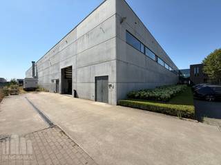Strategisch gelegen bedrijfsgebouw bestaande uit een magazijnruimte van 1.686 m² met 288 m² kantoor te huur op amper 900 m van de <strong>R4</strong>. De site geniet van een snelle verbinding richting E40, E17 en E34.  Hierdoor is er een vlotte ontsluiting richting Gent, Brugge, Brussel en Antwerpen. <br /><br />Deze ruime opslagruimte beschikt over een <strong>vrije hoogte van 6 meter</strong> en is uitgerust met<strong> 2 sectionale poorten</strong>, een polybetonvloer en lichtstraten met rookluik. Daarnaast zijn er ook <strong>warmte luchtblazers</strong> aanwezig en <strong>voorziening voor een rolbrug</strong>. De instapklare kantoren op het verdiep bestaan uit een open space, individuele (vergader)ruimtes, een sociale ruimte, een kitchenette en sanitaire voorziening. Tevens 20 <strong>parkeerplaatsen </strong>aanwezig op de site.<br /><br />Aarzel niet om contact op te nemen met <strong>Giel</strong>, <strong>PANORAMA B2B</strong>, voor bijkomende inlichtingen, plannen of een vrijblijvend plaatsbezoek. U kunt ons bereiken op het telefoonnummer <strong>0477 02 09 02</strong>.