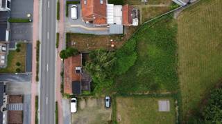 <span>De bestaande woning dient te worden afgebroken en de 6% btw-maatregel in geval van sloop/heropbouw is mogelijk indien u hiervoor in aanmerking komt.<br />Deze bouwgrond is geschikt voor een open bebouwing en is landelijk gelegen te Laakdal. Een topverbinding met de E313 en scholen, winkels, openbaar vervoer zijn nabij. Het perceel beschikt over een noordgerichte tuin, heeft een straatbreedte van 15m en een diepte van ca. 42m. <br />Graag de bouwvoorschriften of meer informatie? immo@degroot-celen.be<br />“overstromingsgevoeligheid: P-score klasse A / G-score klasse B /P-score klasse C” <br /></span>