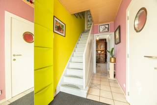 <p><span>Gezellige instapklare woning in het centrum van Haacht!</span></p><p><span> </span></p><p><span>De woning is gelegen in een rustige straat en beschikt over een praktische indeling. Via de inkomhal komen we in de aparte keuken, uitgerust met een kookplaat, oven, wastafel en vaatwasser en een zonnescreen. Aansluitend bevindt zich de gezellige leefruimte met tegelparketvloer en de ruime leefveranda. Dankzij het zonwerende glas, de verwarming en airconditioning, kan u hier het hele jaar door aangenaam vertoeven. Verder beschikt de woning over rolluiken.</span></p><p><span> </span></p><p><span>Op de eerste verdieping bevinden zich twee volwaardige slaapkamers en een derde, compacte kamer die ideaal kan dienen als bureauruimte of kinderkamer. Daarnaast beschikt de woning over een droge, betegelde kelder met aansluitingen voor wasmachine en droogkast.</span></p><p><span> </span></p><p><span>Links van de woning bevindt zich een aparte garage met automatische poort, ideaal als extra stockageruimte en het opbergen van de fietsen. De dubbele oprit biedt bovendien plaats voor de wagen(s).</span></p><p><span> </span></p><p><span>De veranda geeft uit op de goed onderhouden tuin met terras, voorzien van een automatische luifel. Achteraan de tuin is er nog een extra buitenberging. </span></p><p><span> </span></p><p><span>Doorheen de jaren werd bovendien geïnvesteerd in het energetisch comfort. Volgende zaken werden reeds vernieuwd: hoofddak en het plat dak van de garage, inclusief isolatie, ramen, nieuwe leefveranda (2011), gascondensatieketel ter vervanging van de mazoutverwarming en 12 zonnepanelen met groenestroomcertificaten. </span></p><p><span> </span></p><p><span>Interesse? Contacteer ons via 16 15 31 19 of info@immolivit.be</span></p><p><span> </span></p>