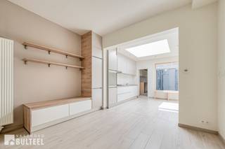 Deze instapklare woning in het centrum van Sint-Niklaas biedt u op het gelijkvloers een inkomhal, een berging, een apart toilet, een lichtrijke leefruimte met open en ingerichte keuken, een bijkeuken/wasplaats, een badkamer met bad/douche en lavabo en een leuk stadsterras met extra berging. Op de eerste verdieping zijn er 2 slaapkamers en een vaste trap naar de tweede verdieping waar zich de 3de kamer bevindt. Centrale verwarming op aardgas. De ramen zijn voorzien van dubbele beglazing. Elektriciteit is conform. Gunstige EPC score. Asbestveilig. In de nabijheid van diverse winkels, scholen en openbaar vervoer. Op wandelafstand van het station en de Grote Markt. Goede verbinding naar E17 en N16. Aarzel niet en maak vandaag nog uw afspraak om samen met ons deze woning te ontdekken.