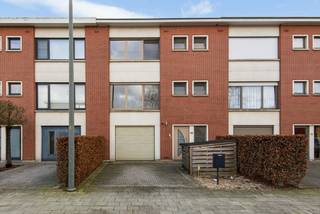 Op te frissen woning met 3 à 4 slaapkamers, 2 badkamers, garage en tuin, gelegen op een centrale locatie en op wandelafstand van centrum Wommelgem. Bestaande uit: inkomhal met voldoende plaats voor vestiaire; garage, wasplaats en ruime hobbykamer (of extra slaapkamer). Op de eerste verdieping: leefruimte op parket; halfopen, volledig ingerichte keuken; ruime veranda met directe trap naar de tuin en badkamer voorzien van ligbad, lavabo en toilet. Op de tweede verdieping zijn er 3 slaapkamers en een extra douchekamer met lavabomeubel en toilet. Tevens beschikt de woning over een oprit en toffe tuin met ideale zuid oriëntatie en aangelegd terras. Centrale verwarming op aardgas en ramen in aluminium schrijnwerk met dubbele beglazing en rolluiken. EPC: 201 kWh/m². Beschikbaar bij akte.