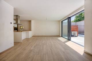 Een moderne, energiezuinige nieuwbouwwoning met EPC -9 of label A+.<br />Geniet van het voordeeltarief van 6% btw!<br /><br />Laat je verwonderen door de ruimte die deze woning biedt, door het zalig rustige terras en ingesloten tuin. Alle modern comfort is aanwezig.<br /><br />Indeling van de woning: <br />- inkomhal: stijlvolle voordeur met spiegelglas, vestiaireruimte en gastentoilet; <br />- leefruimte & keuken: open keuken, volledig ingericht, met kookeiland voorzien voor krukjes. <br />- ruime woonkamer met veel lichtinval en groot schuifraam naar terras en tuin; <br />- terras: het grote terras is volledig betegeld, de tuin is ommuurd en met bekleed met een houten plankenwand, het terras is zuidwest gericht; <br />- berging/wasplaats: ruim en aansluitend op de keuken; <br /><br />Verdieping: <br />- 2 ruime slaapkamers, waarvan één met inloopdressing; <br />- aparte kamer voor luxe dressing voor hem en haar, of een thuisbureel; <br />- ruime badkamer met instapdouche, dubbele lavabo met kasten. De aansluitingen voor een ligbad zijn reeds voorzien.<br />- apart toilet.<br /><br />Zolderverdieping: <br />- vaste trap naar de prachtige zolderkamer, ideaal als luxe slaapkamer, tienerkamer, hobby of thuiswerk... <br />- aparte technische ruimte met warmtepomp.<br /><br />Carport: ruim en praktisch, voorzien van stopcontact en kraan.<br /><br />Woning afgewerkt in een strakke architectuur, rode baksteen, zwart aluminium schrijnwerk en hoogwaardige afwerking. Dankzij grote raampartijen geniet je van veel licht en een optimaal wooncomfort. Energiezuinig en modern.<br /><br />Wist je dat? In deze BEN-(Bijna Energie Neutrale) woning betaal je de eerste 5 jaren slechts 50% onroerende voorheffing! <br /><br />De plannen kunt u downloaden via onze website.<br /><br />INTERESSE? Maak dan telefonisch een afspraak voor bezichtiging op ons nummer 012 23 00 23 of mail uw vragen aan roland@immo-leroi.be.