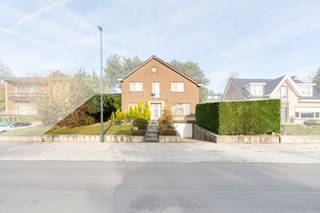 <p><u><strong>Te koop:</strong></u> ruime open bebouwing in Sterrebeek, gelegen in een rustige woonwijk en op korte afstand van het centrum.<br /><br />Deze woning uit 1969 biedt een royale leefruimte en een praktische indeling, ideaal voor gezinnen. De ligging is een echte troef: nabij openbaar vervoer, in een residentiële buurt en op wandelafstand van het centrum van Sterrebeek. Bovendien geniet u van een groene omgeving met scholen, parken en goede verbindingen naar invalswegen.<br /><br />Wandel door de hele woning via de Walkly.<br /><br /><u><strong>Belangrijkste ruimtes:</strong></u><br />• Woonkamer (25,4 m²) met veel lichtinval<br />• Eetkamer (26,6 m²) aansluitend op de woonkamer<br />• Keuken (11,7 m²) met toegang tot bijkeuken (7,4 m²)<br />• 4 slaapkamers (15,4 m²; 21,8 m²; 18,26 m²; 23,9 m²)<br />• Badkamer (7,3 m²)<br />• Bureel (16,0 m²)<br />• Garage (48,9 m²)<br />• Kelder (34,0 m²)<br /><br /><u><strong>Troeven:</strong></u><br />• Nabij openbaar vervoer<br />• Gelegen in een rustige woonwijk<br />• Op wandelafstand van het centrum van Sterrebeek<br /><br />Meer informatie? Contacteer Nicolas Geeraerts via +3223351115<br />JOUW DROOMHUIS. ZO GEVONDEN!</p>