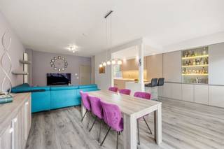 <p><span>Halfopen woning te Molenveld in Edegem -  instapklare woning vol licht en comfort</span></p><p><span> </span></p><p><span> </span></p><p><span>Ontdek deze prachtige, energiezuinige halfopen bebouwing, ideaal voor wie op zoek is naar een instapklare woning met veel charme en moderne comfortvoorzieningen. De woning werd in 2014 grondig gerenoveerd en beschikt sindsdien over een EPC-label B, dankzij slimme investeringen zoals zonnepanelen, airco, nieuwe ramen, een volledig geïsoleerd dak, een moderne keuken en een luxe badkamer.</span></p><p><span> </span></p><p><span> </span></p><p><span>Binnenin geniet u van een overvloed aan natuurlijk licht, wat een warme en aangename sfeer creëert in elke ruimte. De indeling is praktisch en ruim: een lichtrijke leefruimte, een volledig uitgeruste keuken en voldoende plaats voor gezellige familiediners, 3 slaapkamers en 1 bureaukamer. Bovendien beschikt de woning over een ruime kelder, perfect als extra bergruimte, en een garage met elektrische poort voor optimaal gemak.</span></p><p><span> </span></p><p><span> </span></p><p><span>De tuin is een absolute troef: rustig, zongericht en ideaal om te ontspannen, te tuinieren of te genieten van zomerse barbecues. De ligging is eveneens uitstekend: u woont in een rustige buurt, met vlotte verbindingen naar het centrum van Edegem en Antwerpen, en alle voorzieningen zoals scholen, supermarkten en recreatiemogelijkheden liggen binnen handbereik.</span></p><p><span> </span></p><p><span> </span></p><p><span> </span></p><p><span>Deze woning combineert een energiezuinig en comfortabel interieur met een rustige, zonnige buitenruimte en een toplocatie. Een perfecte keuze voor wie graag instapklaar woont in een groene en goed verbonden omgeving.</span></p>