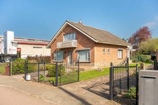 Welkom in de Beversebaan 79 te Zwijndrecht. Gelegen vlakbij invalswegen, openbaar vervoer en het centrum van Zwijndrecht vinden we deze <strong>ruime open bebouwing op een grond van maar liefst 1196m2</strong>.<br /><br />We parkeren de auto op de <strong>oprit</strong> of we rijden door tot de <strong>garage</strong> en parkeren hem in de garage. Van hieruit wandelen we naar de voordeur. Eens we binnenstappen valt ons direct de ruime <strong>inkomhal</strong> op. Deze brengt ons aan de linkerzijde naar de <strong>woonkamer </strong>met aansluitend de <strong>open keuken</strong>. Aan de rechterzijde vinden we nog een <strong>grote ruimte</strong> die momenteel is ingericht als <strong>eerste slaapkamer</strong>, maar perfect dienst kan doen als bureau of eetkamer. Verder vinden we op het gelijkvloers nog een <strong>badkamer </strong>met douche, lavabo en aansluitingen voor wasmachine en droogkast en een <strong>apart toilet</strong>.<br /><br />Met de trap komen we op de <strong>eerste verdieping</strong> uit. Hier bevinden zich <strong>3 ruime slaapkamers.</strong> De grootste slaapkamer heeft zelfs toegang tot een extra <strong>bergruimte.</strong> Deze kan je omtoveren tot dressing. Verder is er nog een <strong>zolderruimte</strong> die eventueel nog kan omgebouwd worden naar een extra badkamer.<br /><br />Eens terug beneden stappen we de <strong>gezellige en grote tuin</strong> in. De woning is omringd door groen. Zowel achter als naast de woning is tuin aanwezig. Ideaal voor mensen met groene vingers. In de tuin vinden we ook nog een handig tuinhuis om tuinspullen in op te bergen.<br /><br />Als extra is er ook nog een mooie <strong>kelder</strong> aanwezig. Direct beschikbaar bij akte.<br /><br /><strong>Technisch:</strong><br />- EPC: 1108 kWh/m2jaar, EPC F<br />- G-&amp;P-score: A&amp;C<br />- Renovatieplicht<br />- Stedenbouw in aanvraag
