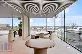 Bent u op zoek naar een unieke kantoorruimte op een<strong> toplocatie met onmiddellijke verbinding naar belangrijke snelwegen</strong>? Dan is deze kantoorruimte van 310 m² met 115 m² terras op de 4de verdieping van de innovatieve en <strong>hypermoderne bedrijvencampus 'O-Forty'</strong> precies wat u zoekt. Gelegen naast op- en afrit 9 Oostkamp én met visibiliteit langs de E40 biedt deze ruimte een uitstekende bereikbaarheid.<br /><br />De kantoren zijn casco+ afgewerkt met klimaatplafond en tapijttegels. U kunt ook gebruik maken van de gemeenschappelijke refter/ontspanningsruimte en extra vergadermogelijkheden (en seminarie ruimtes) in toren 'B'. <br /><br />Deze bedrijvencampus biedt nog vele andere voordelen, zoals een event space, coworking space, foodbar, fitness, padel, badgesysteem, pakjesmuur en ruime boven en ondergrondse parkeermogelijkheden. Onmiddellijk beschikbaar!<br /><br />Neem contact op met <strong>PANORAMA B2B</strong> voor bijkomende inlichtingen, plannen of een vrijblijvend plaatsbezoek via <strong>0479 70 70 73</strong>.