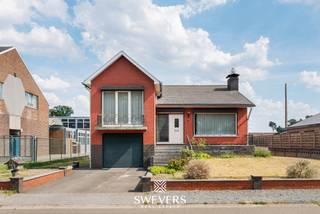 Voor meer info en foto’s, surf naar www.swevers.be – Op een ruim perceel van 1.376 m² in Beringen ligt deze open bebouwing uit 1973 boordevol renovatiepotentieel. Met een bewoonbare oppervlakte van 137 m², een praktische indeling en een solide basis biedt deze woning alle kansen om ze volledig naar eigen smaak te moderniseren. Via de inkomhal met gastentoilet bereikt u de lichtrijke leefruimte van 32,68 m² en de aansluitende keuken van 9 m². Het terras van 12,60 m² zorgt voor een aangename verbinding met de zuidoostelijk georiënteerde tuin van ongeveer 903 m², waar u in alle rust van het buitenleven geniet. Op de verdieping bevinden zich drie slaapkamers, een badkamer en een overloop. De ruime zolder biedt extra mogelijkheden als berging of uitbreidingsruimte. Een absolute troef is de kelder van 70,20 m² met wasplaats, meerdere bergruimtes en een garage van 26,66 m², ideaal voor hobby’s, opslag of werkruimte. De woning ligt bovendien op een uitstekende locatie, met scholen op 95 meter, winkels op 700 meter, openbaar vervoer op 500 meter en een vlotte verbinding naar de snelweg op 4,5 kilometer. Een interessante opportuniteit voor wie op zoek is naar een woning met veel ruimte, een groot perceel en alle mogelijkheden om een eigen thuis te creëren. Voor meer informatie, bel 011 255 155. Bron bewoonbare oppervlakte: EPC – verslag.