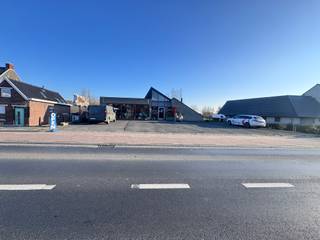 Te koop: ruim handelspand in open bebouwing, centraal gelegen in Westrozebeke, op een drukke en goed bereikbare locatie.Dit handelspand uit 1984...