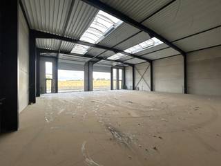 Ontdek deze uiterst goed gelegen en energiezuinige nieuwbouwloods in Deinze. Dankzij de vlotte bereikbaarheid en moderne afwerking is dit de...