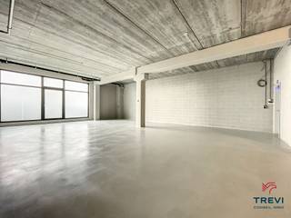 Idéalement située le long de la chaussée de Bruxelles, belle surface polyvalente dans un ensemble immobilier neuf. Parfaitement adaptée pour...