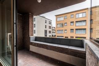 <strong>Dit recent gerenoveerd appartement (2025) van ca. 103 m² bevindt zich op de eerste verdieping en beschikt o.a. over twee volwaardige slaapkamers, een ruime woonkamer met open keuken, een overdekt inpandig terras en een inpandige garagebox (bij aan te kopen). Het appartement is gelegen in een rustige straat nabij de Graatakker, net binnen de Ring van Turnhout. Het appartement beschikt over een gunstige EPC-score van 106 kWh/m²/j (label B) en een goedgekeurde elektrische installatie.</strong><br /><br /><span>Indeling appartement</span>: <br />Bij binnenkomst betreedt u de inkomhal die toegang biedt tot de verschillende ruimtes van het appartement. Hier bevindt zich tevens een<strong> </strong>apart gastentoilet.<br /><br />De ruime en lichtrijke woonkamer vormt het hart van het appartement en staat in directe verbinding met de open keuken. Vanuit de leefruimte heeft u toegang tot het overdekte, inpandige terras, waar het aangenaam vertoeven is.<br /><br />De keuken is praktisch ingericht en uitgerust met de nodige toestellen, waaronder een oven, een inductiekookplaat met dampkap, een spoelbak, een koelkast en een kleine vriezer. Optioneel kan de eetkamer worden overgenomen, bestaande uit een massief eiken kast en bijhorende tafel.<br /><br />Het nachtgedeelte beschikt over twee ruime en volwaardige slaapkamers van ca. 14 m² en 16 m², beide voorzien van vliegenramen. De badkamer is uitgerust met een inloopdouche en een enkele wastafel met meubel. Daarnaast bevinden zich hier ook de aansluitingen voor de wasapparatuur.<br /><br /><strong>Bij het appartement hoort een inpandige garagebox die verplicht mee aan te kopen is voor 21.000 EUR.</strong><br /><br /><span>Bijzonderheden:</span> <br />- <span>Stedenbouwkundige inlichtingen in aanvraag<br />- Lift aanwezig <br />- Elektrische installatie conform<br />- Gunstige EPC-score: 106 kWh/m²/j (label B)<br />- Centrale verwarming op aardgas, d.m.v. radiatoren <br />- Gemeenschappelijke kosten: 135 EUR/maand (incl. verzekering) <br /><br />Bekijk dit appartement via onze virtual tour: https://tour.giraffe360.com/dddaed568d1a4d59b6ac00343d3d300f/</span>