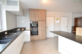 Dit ruime 3-slaapkamer appartement in Gullegem is de perfecte plek om te wonen. Met een energielabel A, is dit appartement zeer energiezuinig.Via de...