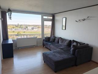 <p>Gent – Instap klaar appartement met terras en prachtig uitzicht.</p><p>Op zoek naar een betaalbaar appartement of een interessante investering in Gent met een uniek uitzicht?<br />Dan is dit pand zeker het bekijken waard!</p><p>Het appartement omvat een inkomhal, lichtrijke leefruimte, keuken, nachthal met inbouwkast, twee grote slaapkamers, een apart toilet en een badkamer met bad en lavabo.<br />Het buitenschrijnwerk en de ramen werden recent vernieuwd in 2025 en zijn voorzien van hoogrendementsglas.<br />In 2025 zijn er ook nieuwe radiatoren geplaatst .<br />Daarnaast beschikt het appartement over een private kelderruimte.</p><p>Extra troeven:<br />- Nieuwe leidingen<br />- Nieuwe stookplaats<br />- Recent geïsoleerd dak en zonnepanelen<br />- Zeer interessante investering<br />- Syndicuskosten inclusief waterverbruik én verwarming<br />- Uitstekende mobiscore: 8,9/10<br />- Vlotte bereikbaarheid met openbaar vervoer<br />- Fietsenstalling</p><p>Op wandelafstand: het Houtdok, het Kapitein Zeppospark en de nieuwe waterpromenade.<br />In de straat zelf een groene buurtzone met losloopweide.<br />Op fietsafstand: Dok Noord, op minder dan 10 minuten sta je in het historisch centrum van Gent.<br />Strategische ligging door de nieuwe Verapaz-brug met directe verbinding naar Gent-Centrum.</p>