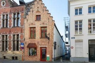 * Opniew te koop wegens niet vervullen opschortende voorwaarden * <br />Een typisch Brugs trapgevelpand met elementen die terug gaan tot de 17e eeuw.<br />Je komt er binnen in een ruime, verzorgde moderne, commerciële, kantoor- of praktijkruimte, in 2 delen gescheiden door het trappenhuis. Daarachter vind je de medewerkersruimte met keukenblok en toilet en de zijuitgang via de Palmstraat.<br />Boven is er een aangename grote leefruimte en een slaapkamer met wastafel, op de dakverdieping is er een authentieke zolder.<br />Het pand is altijd zeer zorgvuldig onderhouden en er zijn heel wat renovaties gebeurd, het dak is volledig vernieuwd met onderdak, goedgekeurde elektriciteit, verwarmingsketel + boiler, septische put, kelder afgewerkt en geschilderd,..<br />Het gebouw is volledig onderkelderd en beschikt zo over een grote, droge, bruikbare ruimte.<br />Een pand met vele mogelijkheden in het hartje van de Brugse binnenstad op een zeer zichtbare en druk bezochte locatie. De ramen in de zijgevel kunnen terug opengemaakt worden, een aparte ingang,... Ideaal voor commerce, kantoor, vrij beroep,...