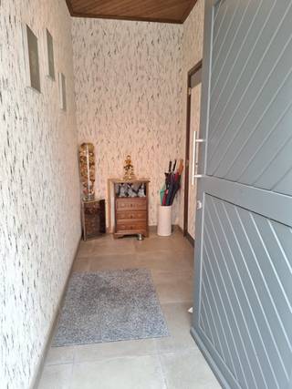 Deze twee naast elkaar gelegen woningen bevinden zich nabij het centrum van Zele en worden samen verkocht. Een unieke opportuniteit voor wie op zoek is naar veel ruimte en flexibiliteit. Mits de nodige vergunningen en aanpassingen kunnen beide woningen eventueel worden samengevoegd tot één ruime gezinswoning met maar liefst 6 slaapkamers.<br />Woning nr. 4 beschikt op het gelijkvloers over een ruime woonkamer, keuken, badkamer met inloopdouche en toilet en een praktische berging. Op de verdieping bevinden zich 3 ruime slaapkamers en via een vaste trap is er toegang tot de zolder. Achteraan zijn er een terras, tuingedeelte en buitenberging.<br />Woning nr. 6 beschikt op het gelijkvloers over een garage met sectionaalpoort. Op de eerste verdieping bevinden zich een lichtrijke leefruimte met uitgeruste keuken en een badkamer. De bovenverdieping omvat eveneens 3 slaapkamers.<br />Een ideale opportuniteit voor grote gezinnen of families die ruim en nabij het centrum van Zele willen wonen, met bovendien tal van mogelijkheden naar de toekomst toe.
