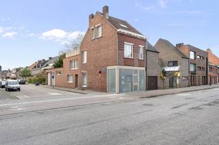 <strong>Interessante en instapklare woning met kantoor of handelsruimte op gunstige ligging te Turnhout</strong><br />Elektriciteit goedgekeurd | Hoge dubbele garage | Mogelijkheid omvormen naar enkel woongelegenheid<br /><br /><strong>Gunstig gelegen</strong> nabij het centrum, winkels, scholen en openbaar vervoer, alsook een vlotte verbinding naar de Ring en E 34 Antwerpen - Eindhoven. Gelegen op de hoek van de Stwg op Oosthoven en Bloemfonteinstraat.<br /><br /><strong>Een ideale woning voor de combinatie wonen/werken</strong><br /><br />Dit pand bestaat uit een aparte winkelruimte/praktijkruimte met heel wat ingemaakte meubels en kasten.<br />Achter de praktijkruimte vinden we een bureau-of kantoorruimte, met hierachter een extra kamer met natuurlijke lichtinval die naar wens ingericht kan worden, een apart toilet en een 2e badkamer met douche en wastafel. Langs de Bloemfonteinstraat werd tevens een buitendeur voorzien als toegang tot het privégedeelte zodat dit volledig gescheiden kan worden indien gewenst.<br /><br />Verder op het gelijkvloers, langs de zijstraat kom je terecht in de zeer ruime dubbele garage, uitgerust met 2 hoge automatische poorten.. Ideaal voor een kleine zelfstandige die hier heel wat materiaal kwijt kan en steeds parkeerplek heeft voor een hoge camionette.<br />Met een totale oppervlakte van +/-140 m² biedt het gelijkvloers veel mogelijkheden qua indeling voor zowel privé gebruik als zelfstandigen met nood aan magazijn/praktijk/kantoorruimtes.<br /><br />Op de eerste verdieping vinden we een ontzettend lichtrijke leefruimte bestaande uit een eetplaats met gezellige verhoogde zithoek en een volledig ingerichte open keuken, dewelke voorzien is van inductievuur, ijskast, vaatwasser, combi-oven en dubbele spoelbak. Hier bevindt zich ook de badkamer met douche in bad, toilet en dubbele wastafel in meubel. Van hieruit en vanuit de hal ook toegang tot de grootste slaapkamer op houten plancher vloer. Op de 2e verdieping treffen we de 2 overige ruime en lichte slaapkamers en op 1,5 verdieping het toffe afgemaakte dakterras. Verder is er nog een handige bergzolder en ruime en droge kelder, eventueel wasplaats voorzien. <br /><br /><strong>Algemeen:<br />- Volledig gerenoveerd in 2015</strong><br /><strong>- Ideale combinatie werken/wonen</strong><br /><strong>- Dubbele garage met poorten geschikt voor lichte vracht</strong><br />-<strong> 10 zonnepanalen + batterij</strong><br /><strong>- Goedgekeurde elektriciteit tem 2047<br /></strong>- Omvorming naar eengezinswoning mogelijk mits voorwaarden