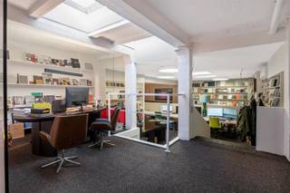 <p>Welkom in Oranjestraat 68, een commerciële ruimte met karakter, licht en uitstraling.<br />Een plek waar creativiteit tastbaar wordt — niet toevallig jarenlang het creatieve hart van SHOCKINTERIORS. Hier werd gedacht, getekend, gepresenteerd en gecreëerd. En dat voel je.</p><p>Gelegen in een rustige straat, op een boogscheut van het bruisende stadsleven. Vlot bereikbaar, discreet én professioneel. Ideaal voor wie zichtbaar wil zijn zonder in te boeten aan focus en rust.<br />De ruimte ademt een loftachtige sfeer, met hoge plafonds, zichtbare structuren en een overvloed aan daglicht dankzij lichtkoepels en grote open volumes.</p><p>• Voormalig interieur- en ontwerpkantoor<br />• Flexibele indeling met verschillende werkzones<br />• Overvloed aan natuurlijk licht<br />• Karaktervolle architectuur met industriële accenten<br />• Vergader- en presentatieruimte met uitstraling<br />• Ideaal voor architecten, designers, bureaus of creatieve ondernemers<br />• Rustige ligging mét stad binnen handbereik</p><p>De commerciële ruimte is slim opgebouwd met verschillende niveaus en zones die moeiteloos samensmelten tot één geheel.<br />Een stijlvolle vergaderruimte, open werkplekken en presentatiemogelijkheden creëren een dynamische werkomgeving. De lichtinval van bovenaf versterkt het gevoel van ruimte en maakt elk moment van de dag aangenaam om in te werken.</p><p>Oranjestraat 68 is een adres dat vertrouwen uitstraalt.<br />Voor wie zijn activiteit wil laten groeien op een plek die professionaliteit en creativiteit perfect in balans houdt.</p><p>Benieuwd? <br />Ontdek deze commerciële ruimte en plan je bezoek via www.sinjoor.be.</p>
