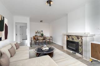 <p><span>Gerenoveerd appartement (73 m²) met 2 slaapkamers, garagebox en terras (4 m²) in Merksem.</span></p><p><span> </span></p><p><span>In de Jozef Mulsstraat is het rustig wonen, maar tegelijk profiteer je hier van een vlotte bereikbaarheid met het openbaar vervoer, het velo-deelsysteem en de auto. Je woont op een boogscheut van het Runcvoortpark en geniet van een ruim aanbod aan supermarkten, winkels en voorzieningen in de nabije omgeving. </span></p><p><span> </span></p><p><span>Het appartement maakt deel uit van een goed onderhouden gebouw van 2 hoog, waarvan het dak geïsoleerd is. Het bestaat uit slechts 3 appartementen en dankzij de kleinschaligheid zijn de vaste kosten beperkt. Er zijn aparte meters voor gas, water en elektriciteit. In 2010 zijn er PVC-ramen geplaatst en vervolgens is het appartement volledig gerenoveerd in 2025. Er is een nieuwe verwarmingsketel geplaatst, keuken en badkamer zijn vernieuwd, er zijn nieuwe vloeren gelegd en ook de muren zijn bepleisterd en reeds geschilderd. De elektriciteit is conform. Kortom: je kan hier zonder zorgen je intrek nemen.</span></p><p><span> </span></p><p><span>Je komt binnen in de hal, die voor de verbinding zorgt tussen alle aanwezige ruimtes. Vooraan bevindt zich de leefruimte, goed voor een oppervlakte van zo</span><span>’</span><span>n 35 m². De open keukenhoek is uitgerust met een kookvuur, dampkap, spoelbak, ingebouwde oven, microgolfoven, vaatwasser, frigo en vriezer. Ook is er reeds een was-droogcombinatie voorzien. Aan de achterzijde treffen we de 2 slaapkamers van 8 m² en 14 m² en vanuit de kleinste heb je toegang tot het west-georiënteerde terras (4 m²). De badkamer (3 m²) is afgewerkt met een lavabomeubel, inloopdouche, toilet en handdoekdroger.</span></p><p><span> </span></p><p><span>Tot slot staan er twee kelderbergingen ter beschikking en is de garagebox verplicht mee aan te kopen aan €25.000. Bewoonbare opp. 73 m² ref.: bruto vloeropp. Voor meer info of een gratis schatting surf naar www.hansimmo.be</span></p><p><span> </span></p>