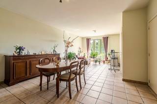 <p>Appartement in het centrum van Machelen met twee slaapkamers, twee terrassen en zicht op de gemeenschappelijke tuin.<br /><br />Dit verzorgde appartement combineert een centrale ligging met een praktische indeling en aangename buitenruimtes. Gelegen nabij openbaar vervoer, winkels en belangrijke invalswegen geniet u hier van een vlotte bereikbaarheid in het hart van Machelen. De lichtrijke woonkamer sluit aan op een ruim terras met zicht op de gemeenschappelijke tuin, terwijl een tweede terras extra buitenruimte biedt. Met twee volwaardige slaapkamers en een gunstig EPC-label C vormt dit appartement een interessante keuze voor wie comfortabel en energiezuinig wil wonen.<br /><br /><strong>Belangrijkste ruimtes:</strong><br />• Ruime woonkamer (29,56 m²) met veel lichtinval en toegang tot het terras<br />• Keuken (11,38 m²) met praktische indeling<br />• Twee slaapkamers van 17,1 m² en 12,36 m²<br />• Badkamer (4,18 m²)<br />• Apart toilet<br />• Twee terrassen van 8,24 m² en 2,13 m²<br />• Bergingen van 3,6 m² en 1,33 m²<br />• Inkomhal en nachthal<br />• Kelder<br />• Staanplaats<br /><br /><strong>Troeven:</strong><br />• Centrale ligging in Machelen nabij openbaar vervoer en invalswegen<br />• Twee terrassen met aangenaam zicht op de gemeenschappelijke tuin<br />• Gunstig EPC-label C<br /><br /><span><span><span><span><span><span>Meer informatie of een bezoek met Margaux Mulkers? Contacteer ons via +3223351114</span></span></span></span></span></span><br />JOUW DROOMAPPARTEMENT. ZO GEVONDEN!</p>