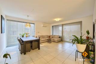 Dit recente 1-slaapkamerappartement is gelegen op de eerste verdieping van een statig appartementsgebouw. Indeling; inkomhal, apart toilet, ruime...