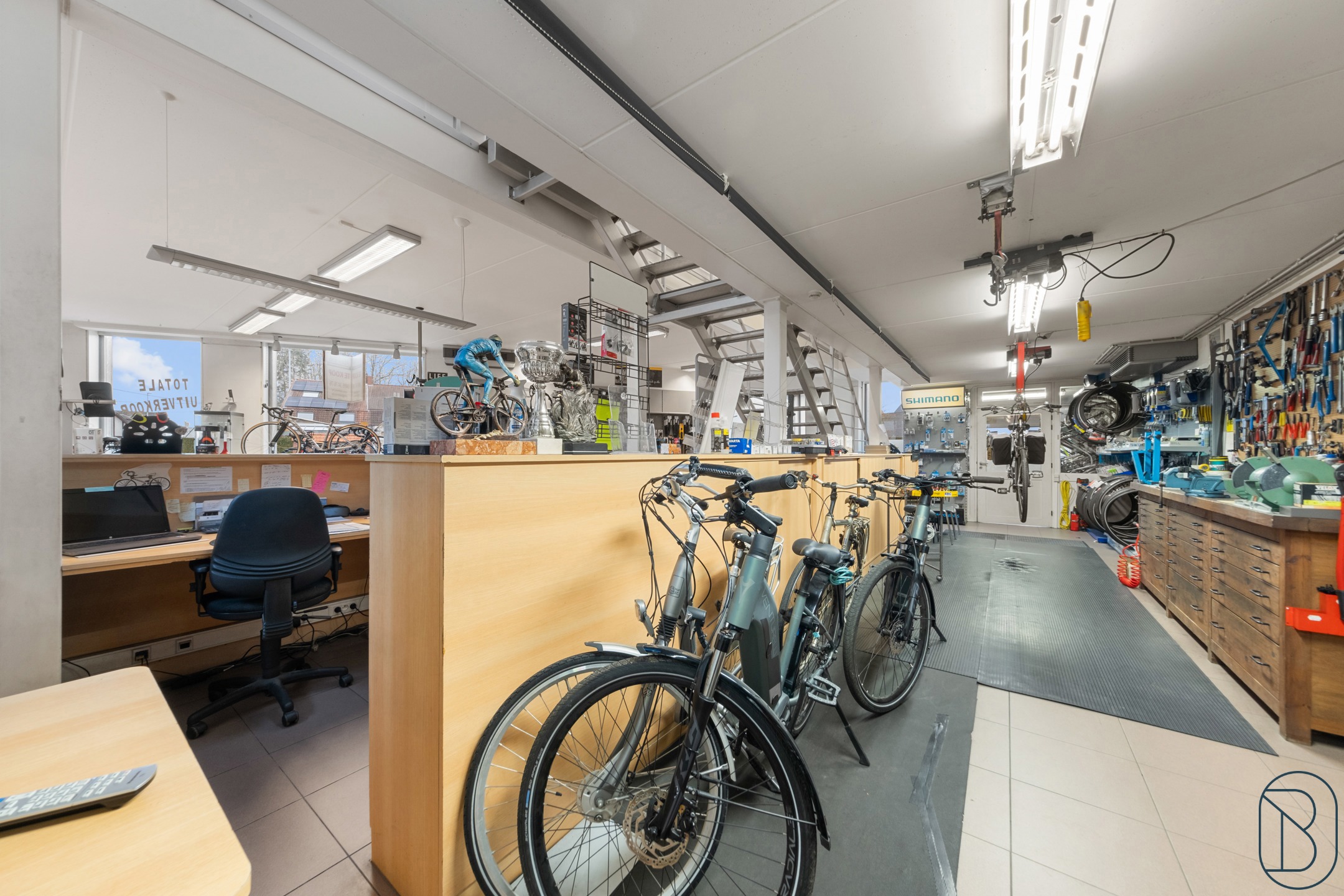 TOPGELEGEN commerciële handelseigendom met appartement - foto 4