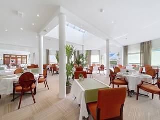 Vraag uw bezoek aan via immodavinci.be<br /><br />Te huur: Ruim bemeubeld appartement met exclusieve faciliteiten<br /><br />Ligging<br /><br />Centraal gelegen in de Derbystraat te Sint Denijs Westrem. Ideaal gelegen nabij openbaar vervoer met een vlotte verbinding naar Gent centrum en het Sint-Pietersstation. Er zijn tevens vele winkels en warenhuizen op korte afstand. <br /><br />Indeling<br /><br />Het appartement bestaat uit een inkomhal met dressing en gastentoilet, de lichtrijke woonkamer met eetplaats en terras 8m2, de afzonderlijke ingerichte keuken, de nachthal, de badkamer met lavabo en douche, de eerste slaapkamer met bijruimte alsook de tweede ruime slaapkamer met berging.<br /><br />Troeven<br /><br />- volledig bemeubeld<br />- ligging<br />- instapklaar<br />- stijlvol restaurant<br />- gemeenschappelijk zwembad<br />- ondergrondse autostandplaats<br />- appartement met hoteldiensten<br /><br />Financieel:<br />Huurprijs: 900 EUR/maand<br />Gemene lasten: 150/per maand incl water verbruik <br />Hoteldienst: circa 13 EUR/dag afhankelijk van aantal bewoners<br /><br />Vraag uw bezoek aan via immodavinci.be