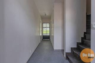 <br />STEENHUIZE - Bent u op zoek naar een betaalbare nieuwbouwwoning op een rustige locatie met achteraan zicht op het groen en voorzien van alle moderne comfort, breng dan snel een bezoekje aan deze woning. Deze woning gebouwd met kwaliteitsvolle materialen en voldoet aan alle hudige regelgeving met betrekking tot isolatie - en ventilatienormen. Zo is de woning voorzien van warmtepomp met vloerverwarming, hoogrendementsglas, zonnepanelen, ventilatiesysteem enz... waardoor u hier terechtkomt in uiterst energiezuinige woning (BEN-woning).<br /><br />Naar indeling zelf beschikt deze woning op het gelijkvloers over een aparte inkomhal voorzien van een gastentoilet, een ruime berg/wasruimte, een ruime inpandige garage en een zeer aangename leefruimte voorzien van een mooie open, volledig geïnstalleerde keuken. Op de eerste verdieping bevindt zich naast de ruime overloop, 3 verzorgde slaapkamers, een extra dressingruimte, een apart toilet en een ruime badkamer voorzien van alle moderne comfort. Verder werd deze woning voorzien van een vaste trap naar de ruime zolder waar perfect nog ruimte is voor het creëren van een extra slaapkamer of een leuke hobbykamer.<br />De foto's van binnen zijn ter illustratie.<br /><br />Tevens is er de mogelijkheid tot het bijkopen van een achterliggend perceel van +/- 25are, ideaal voor de dierenliefhebber!<br /><br />Verder biedt de woning vooraan nog extra plaats voor het parkeren van 2 wagens en is natuurlijk de perfect georiënteerde tuin, welke reeds voorzien is van een aangelegd terras en achteraan zicht op de velden, een extra leuke troef.<br /><br />Kortom bent u op zoek naar een ruime nieuwbouwwoning voorzien van alle moderne comfort, aarzel dan niet en kome snel langs. Voor meer info, een bezoek of inzage plannen: 053/60.65.60<br /><br />Aankoop onder gesplitst stelsel: grondwaarde 117.000,00€(registratie) - constructiewaarde: 389.000,00€ (BTW)<br />Aansluitkosten nutsvoorzieningen: 3000,00€ (excl. BTW)