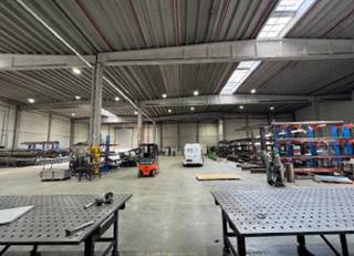 <p><strong>Ruime bedrijfsunit van ca. 2.299 m² te huur – instapklaar en strategisch gelegen</strong></p>
<p>Deze polyvalente bedrijfsunit (Unit 2B) van ca. 2.299 m² is per direct beschikbaar en ideaal voor conventionele goederenopslag of logistieke activiteiten.</p>
<p><strong>Kenmerken:</strong><br />✔ <strong>Huurprijs:</strong> € 10.540/maand + forfaitaire servicekosten € 960/maand (exclusief privatief verbruik)<br />✔ <strong>Zonnepanelen:</strong> groene stroom aan 70% van de netstroomfactuurprijs (30% korting)<br />✔ <strong>Vrije hoogte:</strong> 9m onder de balken<br />✔ <strong>Betonstructuur &amp; polybetonvloer</strong><br />✔ <strong>Uitgerust met sprinklerinstallatie en inkuiping</strong><br />✔ <strong>Dakisolatie (6 cm) &amp; LED-verlichting</strong><br />✔ <strong>Elektriciteit:</strong> 28 gewone stopcontacten, 2x 16A, 4x 32A, elektrische installatie 250A<br />✔ <strong>Persluchtleidingen aanwezig</strong> (compressor door gebruiker te voorzien)<br />✔ <strong>Toegang:</strong> 1 poort <br />✔ <strong>Water &amp; verwarming aanwezig</strong><br />✔ <strong>Extra terrein bespreekbaar</strong></p>
<p>Strategisch gelegen en vlot bereikbaar. Ideaal voor bedrijven die op zoek zijn naar een kwalitatieve en efficiënte bedrijfsruimte.</p>
<p>Interesse? Contacteer ons voor meer informatie of een bezichtiging!</p>