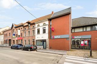 Gemengd gebouw ideaal gelegen in het centrum van Frasnes, met een groot potentieel.

Het bestaat uit een handelsruimte op het gelijkvloers met een mooie visibiliteit voor elk commercieel project. 
Op de verdieping bevindt zich een appartement, waardoor wonen en professionele activiteit op dezelfde locatie gecombineerd kunnen worden.

Het pand biedt interessante volumes en tal van indelingsmogelijkheden, zodat het volledig kan worden aangepast aan uw behoeften en project.

Centrale ligging, dichtbij alle voorzieningen en met een vlotte verbinding naar de autosnelweg.

Aantrekkelijke prijs – een ideale opportuniteit voor investeerders of zelfstandigen die hun project naar eigen wens willen realiseren.
Snel te ontdekken via: aurelie@immobeguin.be


