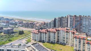 <p><span>Formidabele penthouse te koop in het gegeerde residentiële complex Zonneveld gebouw Zonnekring</span></p><p><span>Ontdek deze uitzonderlijke penthouse met een bewoonbare oppervlakte van maar liefst </span><span>180 m²</span><span> en een indrukwekkend </span><span>zuidgericht dakterras van 100 m²</span><span> met prachtig uitzicht op de duinen. Een uniek eigendom dat uitblinkt in ruimte, licht en afwerking.</span></p><p><span>Het appartement werd afgewerkt met hoogwaardige materialen, veel maatwerk en oog voor detail. Volledig instapklaar en ideaal voor wie op zoek is naar luxe, comfort en een topligging aan de kust.</span></p><p><span>Indeling:</span></p><ul><li><span>Riante inkomhal met privatieve lift die rechtstreeks uitkomt in het appartement.</span></li><li><span>Apart gastentoilet.</span></li><li><span>Zeer ruime doorzonwoonkamer van ca. </span><span>5,74 m x 11 m</span><span>, met toegang tot zowel het zonnige terras aan de voorzijde als het terras aan de achterzijde met zeezicht.</span></li><li><span>Royale, volledig uitgeruste keuken voorzien van een Amerikaanse koelkast, met aansluitende praktische berging.</span></li><li><span>Nachthall.</span></li><li><span>Badkamer met inloopdouche en lavabo.</span></li><li><span>Twee volwaardige slaapkamers.</span></li><li><span>Ruime master bedroom met een grote badkamer en rechtstreekse toegang tot het spectaculaire dakterras.</span></li></ul><p><span>Er is bovendien de mogelijkheid om een </span><span>ondergrondse dubbele garage</span><span> aan te kopen voor </span><span>115.000</span><span>.</span></p><p><span>Met een uitstekende prijs-oppervlakteverhouding van slechts </span><span>4.972/m²</span><span> biedt deze penthouse een uitzonderlijke opportuniteit.</span></p><p><span>Een werkelijk droomappartement met ongekende leefruimte, een fenomenaal terras en een absolute topligging in een van de meest gegeerde residenties aan de kust.</span></p>