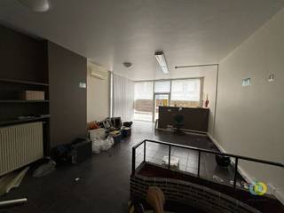 Ce rez-de-chaussée commercial dispose d'un agencement fonctionnel et polyvalent, idéal pour diverses activités professionnelles. L'espace...