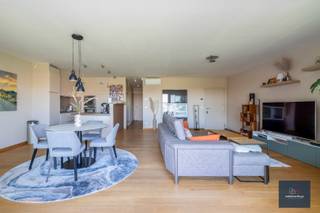 Ga naar www.makelaarshuys.be, te huur , klik op het pand en schrijf u in voor de bezoekdagen.Huurprijs 1300 euro + 100 euro staanplaats +100 euro...