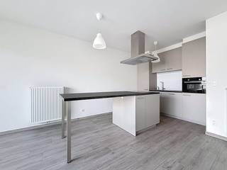 Instapklaar recent 1-slaapkamerappartement op centrale locatie te Antwerpen. Indeling tweede verdieping:- Woonkamer op keramische tegel met open ingerichte keuken. Keuken is volledig uitgerust met vaatwasser, ijskast en diepvries, inductie kookplaat, dampkap, combinatie microgolf/oven en een tafel. De woonkamer geeft uit op het terras gelegen met zicht op de binnentuin.- Hal met technische ruimte (aansluiting voor wasmachine en droogkast) en apart toilet- Slaapkamer (ca. 13 m²) op keramische tegel- Badkamer met dubbele lavabo, extra kolomkast, handdoekdroger en inloopdoucheTroeven:- Recent, instapklaar appartement- Gemeenschappelijke fietsenberging- Gemeenschappelijke tuin en privatief terras- EPC A, zonnepanelen- Centrale locatie- Per direct beschikbaarMaandelijkse provisie: 60 euroBent u geïnteresseerd in dit appartement te huur te Antwerpen? Aarzel dan niet om contact met ons op te nemen. Wenst u uw eigendom ook te koop of te huur te stellen? We helpen u graag verder. Steeds tot uw dienst om u verder te helpen met al uw vragen over vastgoed.