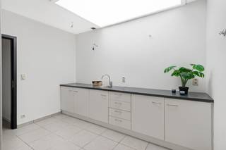 Espace de bureau / rez-de-chaussée commercial avec diverses possibilités, idéalement situé dans le centre du village rural de...