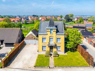 Nabij het bruisende centrum van Moorslede, vinden we langs de commercieel interessante invalsweg Roeselaarsestraat, dit knap eclectisch herenhuis terug. Dit werd destijds in 1919 opgetrokken op een perceel van 1593 m² en geniet van tal van mogelijkheden. Zo is het een ideale uitvalsbasis voor een ruim gezin, een vrij beroeper, zelfstandige, of een echte liefhebber van een dergelijk pand die overloopt van charme en karakter!Indeling van het huis:Kelder- berging- stookplaatsGelijkvloers:- inkomhal met toilet- bureau met zicht op de tuin- polyvalente ruimte- leefruimte met klein niveauverschil wat voor een leuke dynamiek zorgt- keuken in uitbouw met bijhorende berging/wasplaatsEerste verdieping- ruime traphal- 4 karaktervolle ruime slaapkamers- badkamerZolder- vaste trap- uitbreidingsmogelijkhedenTuin en bijgebouw- volwassen tuin met gazon en bomen die het een speelparadijs maken voor kinderen- polyvalent bijgebouw nu voorzien van rustieke gemetste bar met speel- en zitruimte, ideaal voor familiefeesten of bijeenkomsten- diverse parkeermogelijkheden met staanplaatsen voor/naast de woning en garage bij het bijgebouwTroeven van het huis:- bruikbare vloeroppervlakte 291m² (volgens EPC)- polyvalent bijgebouw en veel parkeermogelijkheden- karaktervolle authentieke elementenBen je op zoek naar een uniek pand in de ruime omgeving van Roeselare? Neem dan contact op voor meer informatie!Bestuursmaatregelen in het maatregelenregister: nee