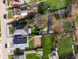<p>Welkom in het hart van de Kempen! Deze woning is gelegen in een aangename en rustige woonomgeving die bekendstaat om haar groene karakter en gezinsvriendelijke sfeer. Dankzij de nabijheid van scholen, winkels en uitgestrekte bossen geniet je hier van een perfecte balans tussen rust, natuur en comfort.</p>
<p>Bij binnenkomst word je meteen overspoeld door een warme, huiselijke sfeer die werkelijk door heel de woning voelbaar is. De lichtrijke leefruimte straalt een heerlijk ruimtelijk karakter uit dankzij de riante raampartijen, terwijl de authentieke schouw het hart vormt voor knusse familieavonden. Aangrenzend bevindt zich de geïnstalleerde keuken welke in een charmant, landelijk jasje werd gestoken.</p>
<p>De allergrootste troef is hier toch wel de prachtige, royale tuin van 750 m². Met een sfeervolle vijver en een aangenaam terras vormt deze plek een waar paradijs. Of je nu droomt van zonnige namiddagen, barbecues met vrienden of spelende kinderen op het gras, je geniet hier hoe dan ook met volle teugen van het buitenleven.</p>
<p>Verder beschikt de woning nog over 3 volwaardige slaapkamers (21 m², 14 m² &amp;14 m²) en een moderne badkamer met een inloopdouche, ligbad, handdoekradiator en dubbele lavabo in meubel.</p>
<p>Kortom, een plek waar thuiskomen elke dag een plezier is.<br />Een echte woondroom in de Kempen!</p>
<p><strong>Technische gegevens: Kelder </strong>&amp;<strong> ruime zolder (93 m²) </strong>aanwezig!<strong> Oprit + garage </strong>met aansluitingen voor was- en droogmachine, <strong>Tuinhuis</strong> voorzien. <strong>Zonnepanelen, </strong>centrale verwarming op gas via een condenserende ketel, dubbele beglazing in hout.</p>
<p><strong>Stedenbouwkundige inlichtingen en bodemattest aanwezig. Asbestveilig (maar niet asbestvrij). Bevindt zich niet in een risicozone voor overstromingen (P- en G-score D). Renovatieverplichting niet van toepassing.</strong></p>