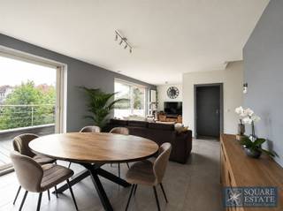 <p><span>Square Estate stelt u dit prachtige duplex appartement te huur voor, gelegen in een recente residentie in Wemmel, in een bijzonder rustige en aangename omgeving.</span></p><p><span>Het gebouw bevindt zich in een doodlopende straat, helemaal achteraan in een rustige zijstraat, ver weg van verkeer en geluidshinder. Het appartement is gelegen aan de achterzijde van het gebouw en kijkt dus niet uit op de straat. Het mooie terras biedt een aangenaam en open uitzicht op de omliggende velden en groene zones, wat zorgt voor een bijzonder rustige en groene leefomgeving.</span></p><p><span>Het duplex appartement is als volgt ingedeeld: een inkomhal met apart toilet, een ruime en lichtrijke woonkamer met open en volledig uitgeruste keuken, een wasruimte, twee slaapkamers, een ruime dressing en een badkamer uitgerust met zowel een ligbad als een douche.</span></p><p><span>Het appartement beschikt bovendien over een derde verdieping met een grote extra ruimte. Deze werd voordien ingericht als fitnessruimte en biedt tal van mogelijkheden afhankelijk van uw behoeften: bergruimte, bureau, speelkamer, ontspanningsruimte of extra polyvalente kamer.</span></p><p><span>De woning beschikt tevens over een privatieve kelder. De aanwezige zonwering en verlichtingsarmaturen blijven in het appartement, wat extra comfort biedt voor de toekomstige bewoners.</span></p><p><span>Een parkeerplaats is eveneens inbegrepen in de huurprijs.</span></p><p><span>Een van de belangrijkste troeven van dit appartement is de ideale ligging: u geniet van een uiterst rustige residentiële omgeving en bevindt zich tegelijk op korte afstand van alle voorzieningen. Scholen, het gemeentehuis, de bibliotheek, het openbaar vervoer, handelszaken en verschillende winkels bevinden zich in de nabije omgeving. Ook Brussel is vlot en snel bereikbaar, waardoor dit appartement een uitstekende combinatie biedt van rust, groen en bereikbaarheid.</span></p><p><span>De huurprijs bedraagt 1.450 per maand, vermeerderd met 125 aan lasten, inclusief de gemeenschappelijke kosten en het gebruik van regenwater.</span></p><p><span>Voor meer informatie of om een bezoek in te plannen, kunt u contact met ons opnemen via 02/460.42.01 of via <span>info@square-estate.be</span></span></p>