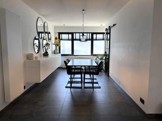 <p><strong>Centraal gelegen half open woning met polyvalente ruimte in het centrum van Sint Job in ’t Goor.</strong></p>
<p>Openbaar vervoer, scholen en verschillende winkels op wandelafstand. De op- en afrit van de snelweg E19 op 2km. Ook bos en groen met de Brechtse Heide of het wandel- en fietspad langsheen het kanaal op enkele minuten afstand.</p>
<p>De woning omvat 182m² woonruimte + op het gelijkvloers een <strong>polyvalente ruimte van 76m² in te richten als kantoor, praktijk of als zorgwoning / kangoeroewoning</strong>.</p>
<p>Indeling: vooraan een inkomhal met gastentoilet, <strong>ruime lichte woonkamer (41m²)</strong>, open keuken (15m²) ingericht met wandkasten, eiland en inbouwtoestellen. Grenzend aan de keuken een berging met aansluiting cv brander en wasmachine. Op de eerste verdieping een nachthal, slaapkamer 1 (23m²) met vaste kastenwand en een badkamer smaakvol afgewerkt met ruime inloopdouche, ligbad, meubel en toilet. Op de tweede verdieping twee kinderkamers, beiden 15m² groot met eveneens inbouw kastenwand.</p>
<p>Achteraan de woning een polyvalente ruimte (76m²) toegankelijk via de leefruimte of via een apart toegang aan de oprit. Deze polyvalente ruimte is op heden ingericht als een praktijk maar kan eenvoudig omgevormd worden naar kantoor, hobbyruimte of kangoeroewoning.</p>
<p>Achteraan een afgesloten stadstuin afgewerkt met tegels en toegankelijk via de polyvalente ruimte of de oprit. Naast de woning een oprit met doorgang naar de carport voor twee wagens en garagebox achteraan het perceel.</p>
<p>De woning is opgericht in 1962 maar kreeg in 2016 een mooie renovatie / update van keuken, badkamer, kaleien van de gevels, airco – splitters in 2018, 24 PV panelen, ……. Mede hierdoor behalen we een <strong>mooie energiescore ENERGIELABEL B</strong> – 173 kWh/m²/jaar</p>
<p>Ben je op zoek naar een centraal gelegen woning met drie slaapkamers, garage, tuin en extra ruimte neem dan zeker contact voor een vrijblijvend bezoek 03/636.47.47 of lieven@coga.be</p>