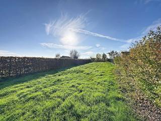 Op een perceel van 1.061m² vinden we deze alleenstaande woning te huur. De woning is gelegen in Knokke-Heist vlakbij winkels, openbaar vervoer en...