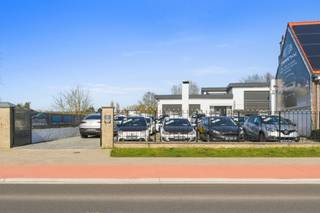 Spacieuse habitation avec entrepôt et bureau à emplacement stratégique à Erembodegem. Située le long de la Brusselbaan, cette propriété polyvalente...