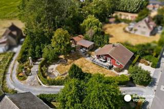 Op zoek naar een charmante chalet met tal van mogelijkheden? Deze houtskeletwoning is gelegen op een ruim perceel en vormt een ideale uitvalsbasis voor wie op zoek is naar een tweede verblijf of vakantiewoning. De woning beschikt over een gezellige leefruimte met houtkachel, een open keuken, twee slaapkamers en een badkamer. Daarnaast zijn er een praktische wasberging en dubbele garage aanwezig. De ruime buitenomgeving met loungeruimte biedt volop mogelijkheden om in alle rust te genieten. De woning is voorzien van conforme elektriciteit en beschikt over een aardgasinstallatie.<br />EPC: 495 kWh/m² - UC: 3930038 ~ Vg, WgLk, Gvkr, Gvv, Gmo ~ Ref. MI25070