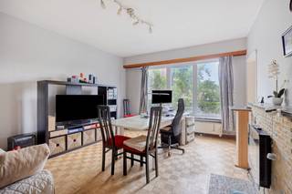 Ben je op zoek naar een interessante investering, ruime woning/tweewoonst of kangoeroewoning?<br />Deze te renoveren opbrengsteigendom is gelegen in het centrum van Zwijndrecht, zeker het ontdekken waard.<br /><br />Het gelijkvloers appartement beschikt over een leefruimte, een keuken, een slaapkamer, een apart toilet en een praktische berging.<br />Ideaal als zelfstandige woonunit of verhuurpand.<br /><br />Via een aparte ingang bereik je het duplexappartement. Op de eerste verdieping vind je een nachthal, een apart toilet en een afzonderlijke wasplaats.<br />De lichtrijke leefruimte bevindt zich aan de voorzijde van de woning en sluit aan op de keuken. Vanuit de keuken heb je toegang tot de veranda, die via een trap uitgeeft op de tuin en oprit.<br />EPC: label C: 262kWh / (m² jaar)<br /><br />Op de tweede verdieping bevinden zich drie slaapkamers en een badkamer, uitgerust met ligbad, lavabo en toilet.<br />Daarnaast is er nog een zolder, bereikbaar via een uittrekluik, die extra bergruimte biedt.<br />EPC: label D: 341kWh / (m² jaar)<br /><br />Verder is er nog een grote tuinberging/garage en tuin.<br />Momenteel zijn beide appartementen verhuurd.<br /><br /><strong>Extra troeven:</strong>
<ul>
<li>Tweewoonst met aparte toegang</li>
<li>Centrale ligging in het hart van Zwijndrecht</li>
<li>Tuin en oprit aanwezig</li>
<li>Vooraan vernieuwde ramen</li>
<li>Centrale verwarming op gas</li>
</ul>
Interessant als opbrengsteigendom of kangoeroewonen<br />Een veelzijdige eigendom op een gegeerde locatie, vlakbij winkels, scholen en openbaar vervoer.<br />Ben je ook van plan jouw eigendom te verkopen? Maak een afspraak voor een gratis schatting, wij maken er samen een succesverhaal van.<br />