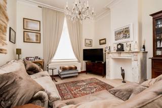 <p><span>Ruime en lichtrijke eengezinswoning met authentieke charme en hedendaags comfort</span></p><p><span>Deze prachtige en ruime eengezinswoning combineert hedendaags wooncomfort met authentieke elementen en charme. Dankzij de doordachte indeling, de lichtrijke ruimtes en de kwalitatieve afwerking vormt deze woning de ideale thuis voor wie op zoek is naar ruimte en comfort op een strategische locatie.</span></p><p><span>Bij het betreden van de woning komt u terecht in een verzorgde inkomhal die toegang biedt tot de leefruimte. Op het gelijkvloers bevindt zich een aangename en lichtrijke leefruimte, aansluitend een ruime eetkamer met een volledig ingerichte keuken. Vanuit de keuken bereikt u het gezellige terras, ideaal om te genieten van rustige momenten buiten.</span></p><p><span>Op de tussenverdieping bevindt zich een badkamer uitgerust met een ligbad, lavabo en toilet.</span></p><p><span>De eerste verdieping beschikt over twee ruime slaapkamers. Op de tweede verdieping vindt u de master bedroom met een aansluitende dressing en een tweede badkamer, wat zorgt voor extra comfort en privacy.</span></p><p><span>De derde verdieping, deels onder het dak, herbergt nog twee bijkomende slaapkamers en een derde badkamer met douche, lavabo en toilet, waardoor de woning bijzonder geschikt is voor grote gezinnen of voor wie extra ruimte wenst voor bureau of hobbyruimte.</span></p><p><span>Verder beschikt de woning over een praktische kelder met wasplaats en een garage waar twee wagens achter elkaar kunnen parkeren.</span></p><p><span>Op technisch vlak scoort de woning eveneens uitstekend dankzij een gunstig EPC-certificaat, dubbele en driedubbele beglazing, een waterverzachter, een gascondensatieketel en een recent geïsoleerde achtergevel.</span></p><p><span>De woning geniet bovendien van een strategische ligging, op korte afstand van de Europese instellingen, openbaar vervoer, belangrijke invalswegen en diverse parken.</span></p><p><span>Een unieke opportuniteit voor wie op zoek is naar een ruime, energiezuinige en karaktervolle woning op een toplocatie.</span></p>