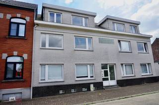 Rustig gelegen appartement met 2 slaapkamers.Indeling:Tweede verdieping: inkomhal, wc, badkamer met ligbad en wastafel, leefruimte, keuken met...