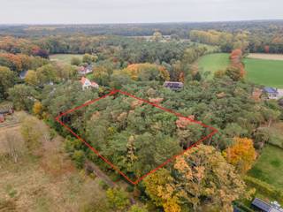 Ontdek deze prachtige bouwgrond gelegen in het hart van Zandhoven, omgeven door de rust en schoonheid van de natuur. Wat dit eigendom echt...